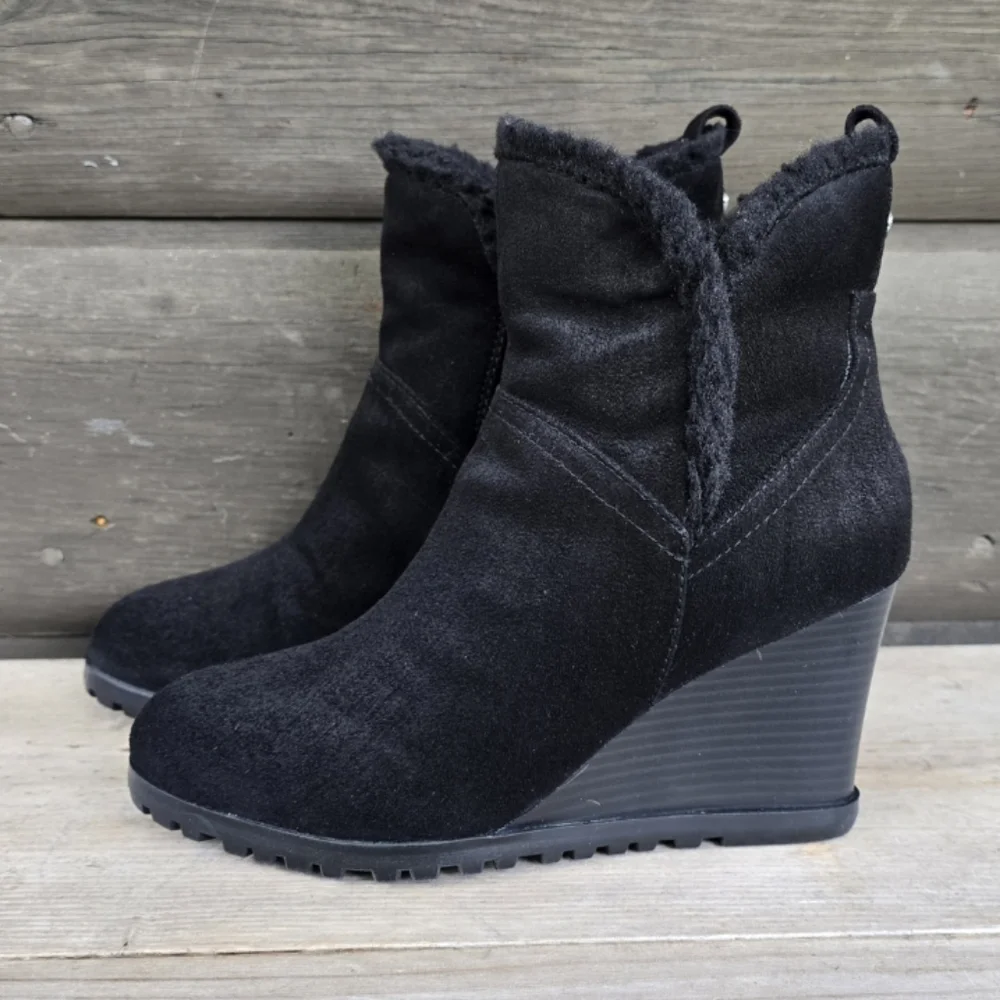 Nine West Camina Y2K Boho Minimalist Faux Fur Trim Wedge Comfort Bootie 7.5M